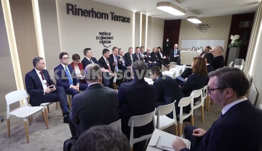 Përbuzja në Davos - Historia e shpërfilljes ndërkombëtare ndaj Vuçiqit (VIDEO)