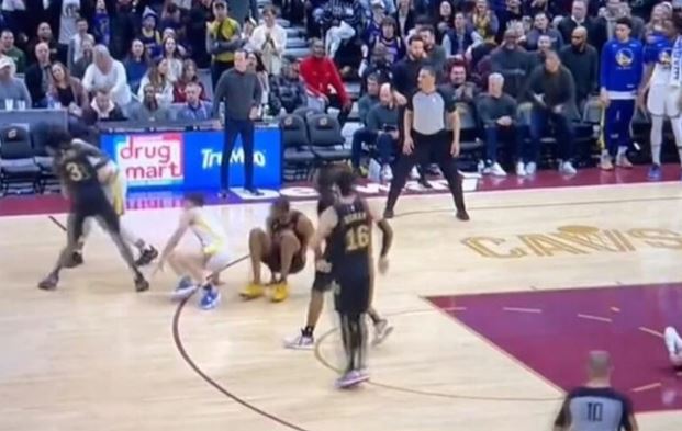 Lojtarët e NBA për 80 sekonda "nuk dinin të luanin" basketboll (VIDEO)