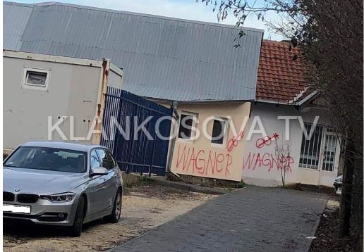 Persona të panjohur vendosin mbishkrime “WAGNER” nëpër veri të Mitrovicës