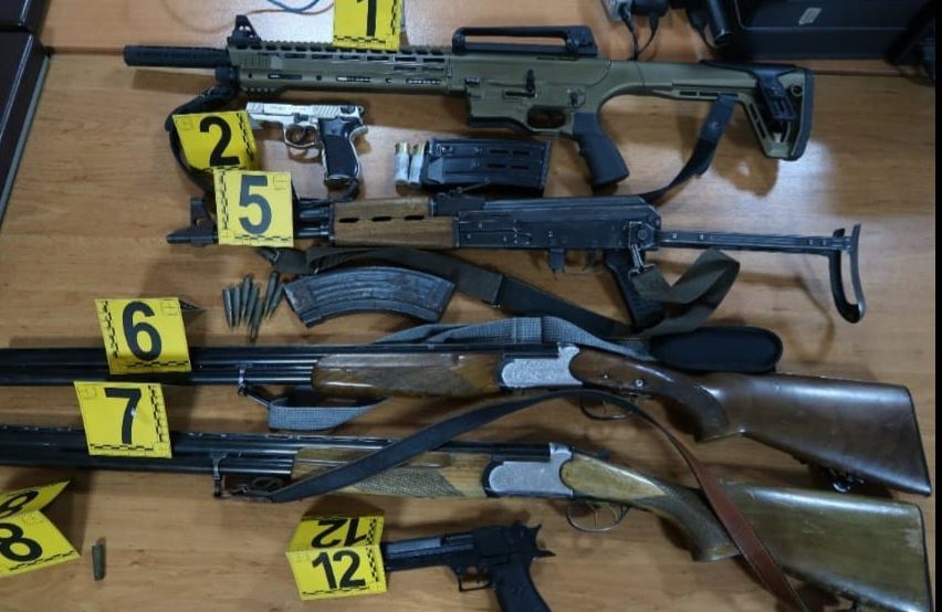 Prizren: Arrestohen tre persona, konfiskohen gjashtë armë