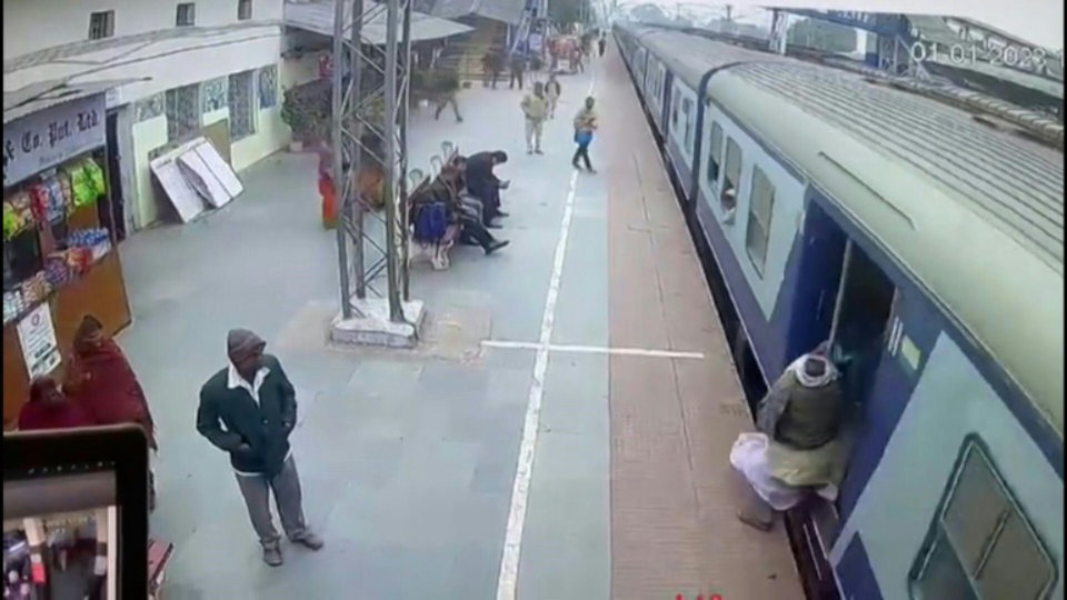 Indi, ushtari e shpëton të moshuarin nga treni (VIDEO)