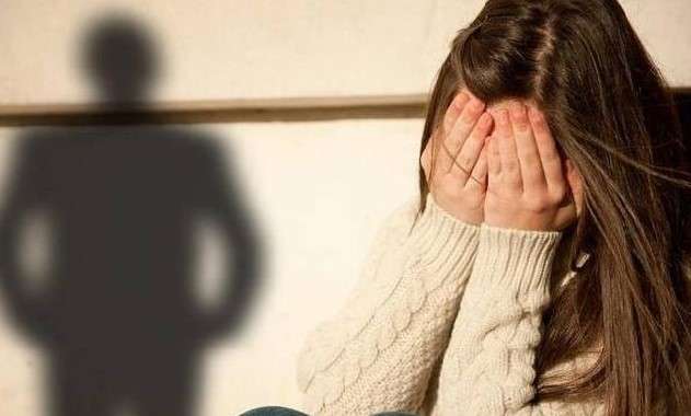 Ushtron dhunë psikike ndaj gruas dhe vajzës, arrestohet