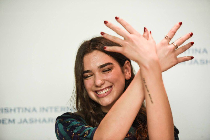 “Page Six”: Dua Lipa po ndërton rezidencë shumëmilionëshe në Sarandë