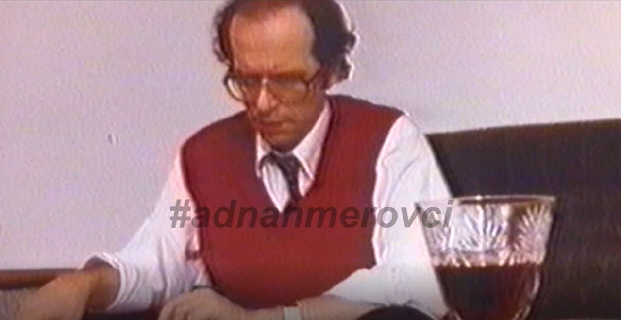 Pamje të presidentit Rugova duke dëgjuar lajmet në radio e duke pirë kafe e cigare në banesën e vete më 1989