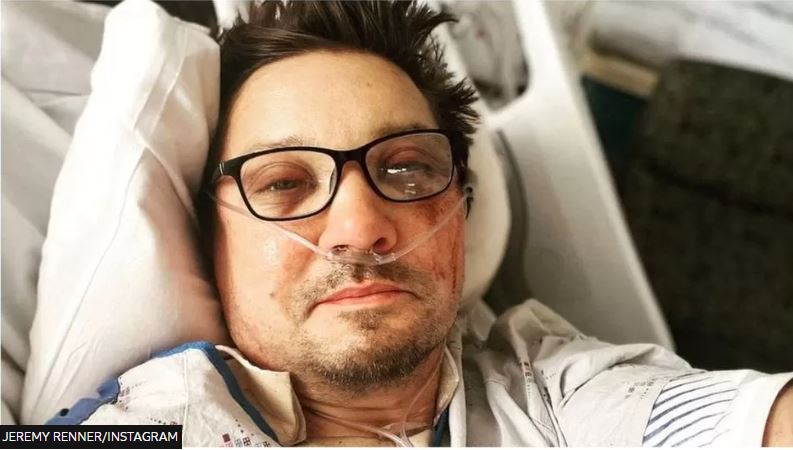 Aktori Jeremy Renner i theu mbi 30 kocka pasi u godit nga makina për pastrimin e borës