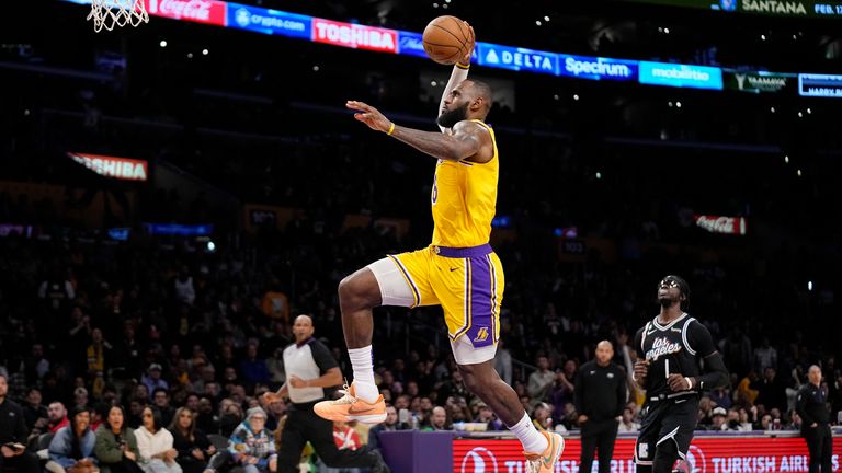 LeBron bëri histori me 9 trepikësha, por ai dhe Lakers humbin nga Clippers