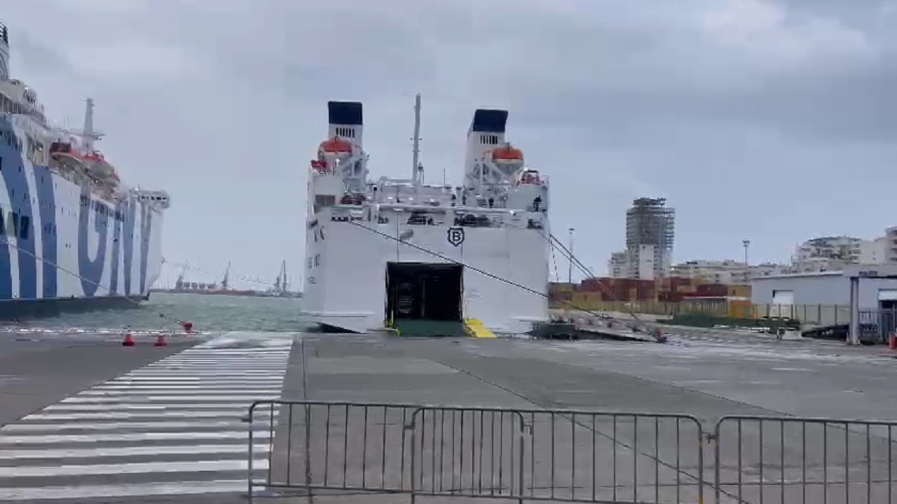 Anuloi lundrimin prej motit të keq, niset një nga tragetet e linjës Durrës-Bari