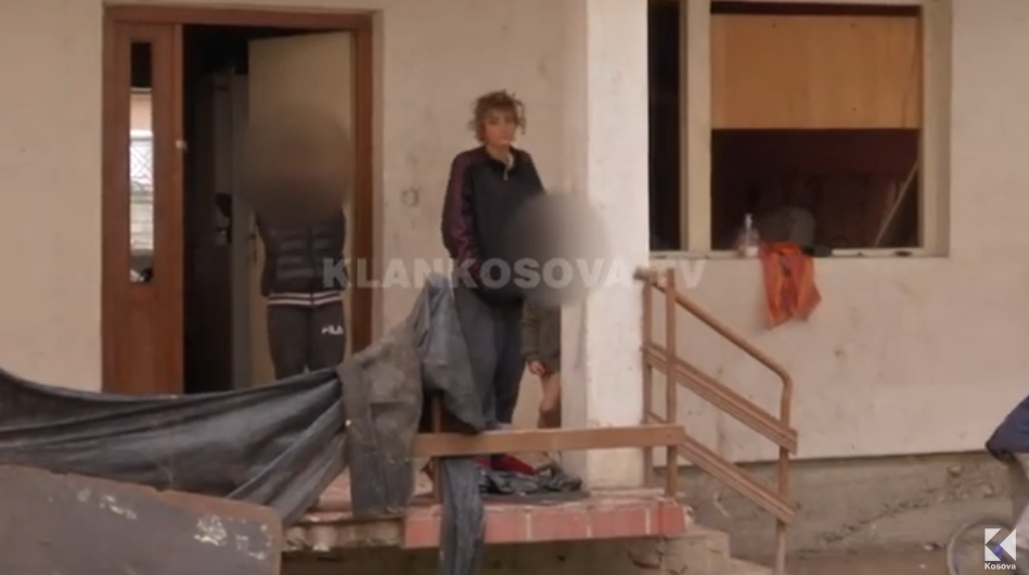Rasti social: Shtëpia e familjes Rexha, pa dyer e dritare (VIDEO)