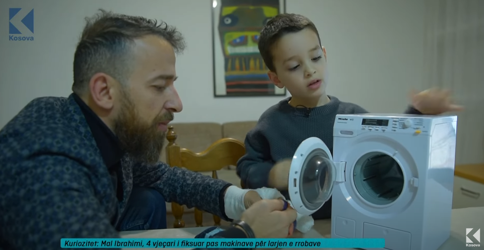 Mal Ibrahimi, 4 vjeçari i fiksuar pas makinave për larjen e rrobave (VIDEO)