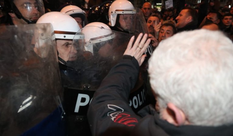 Tensionohet protesta në Shqipëri, policia shtyn deputetët e PD-së
