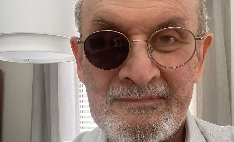 Salman Rushdie shfaqet në publik për herë të parë pas sulmit që e la gjysmë të verbër