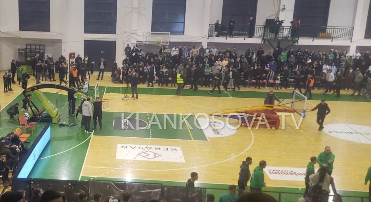 Will Daniels thyen tabelën e koshit me ngulitje, në ndeshjen mes Trepçës dhe Ponte Prizrenit