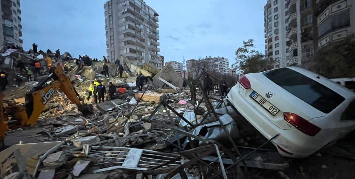 Shkon në mbi 300 numri i të vdekurve nga tërmeti që goditi Turqinë dhe Sirin