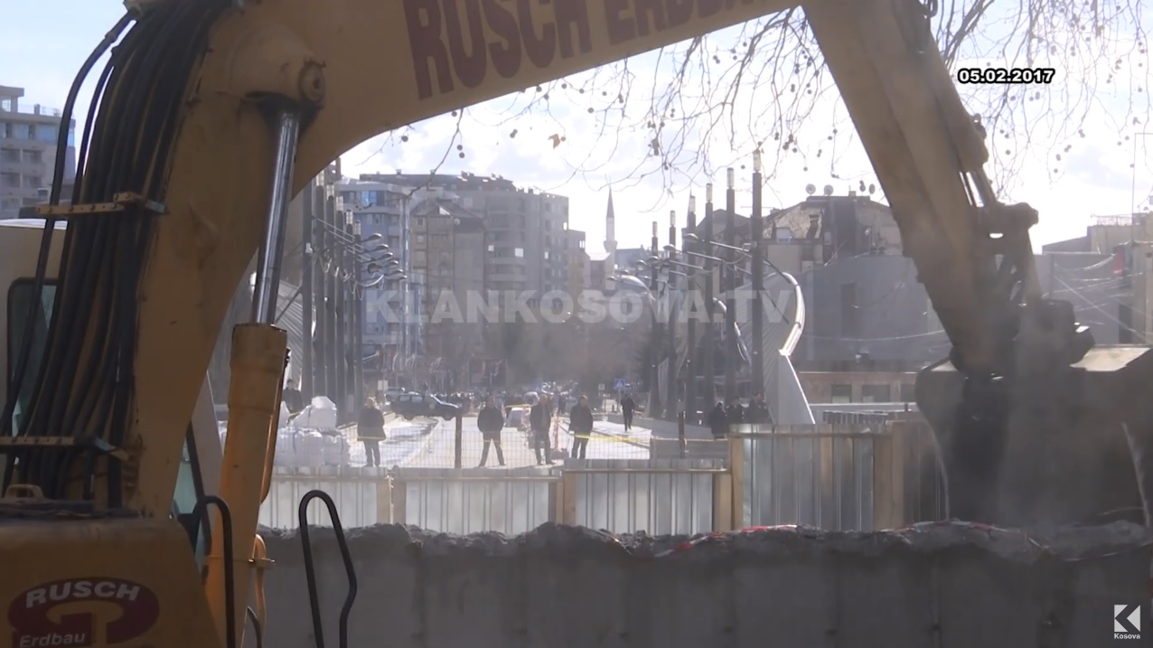 "Rënia" e murit që s'e bashkoi Mitrovicën (VIDEO)
