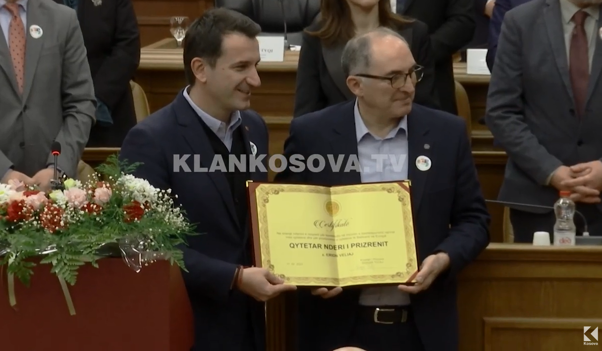 Erion Velijaj shpallet "Qytetar nderi" i Prizrenit në Ditën e Pavarësisë (VIDEO)