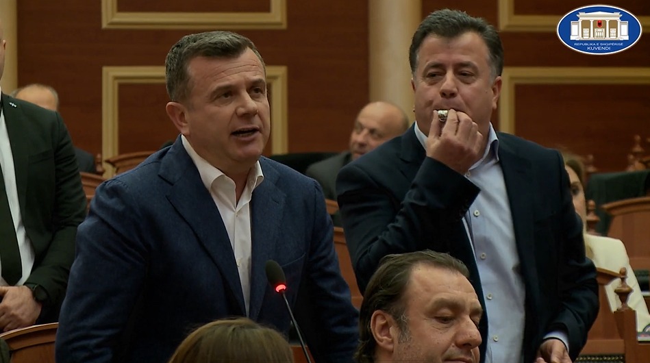 Tensione edhe në debatin e Kuvendit në Shqipëri, Noka i PD-së, pengon mazhorancën me bilbil