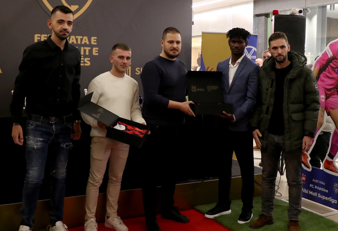 Klubet e Superligës i shpërblejnë tifozët me fanella