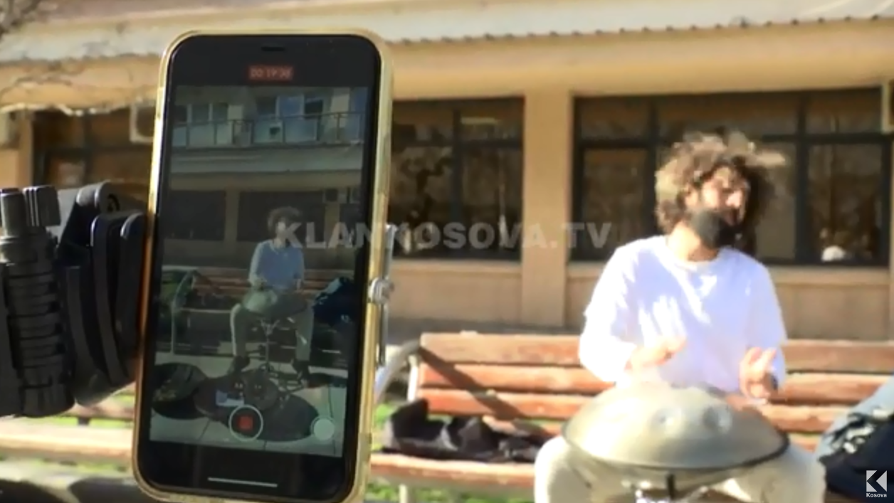 Artisti turk performon shesheve të Prishtinës me një instrument të rrallë (VIDEO)