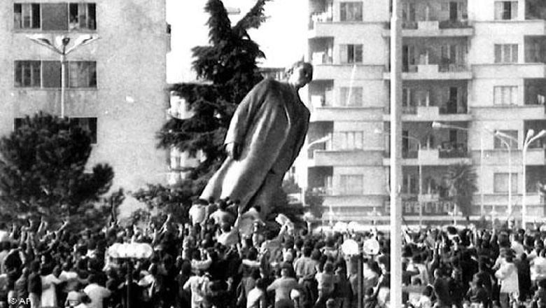 Rrëzimi i bustit të Enver Hoxhës.