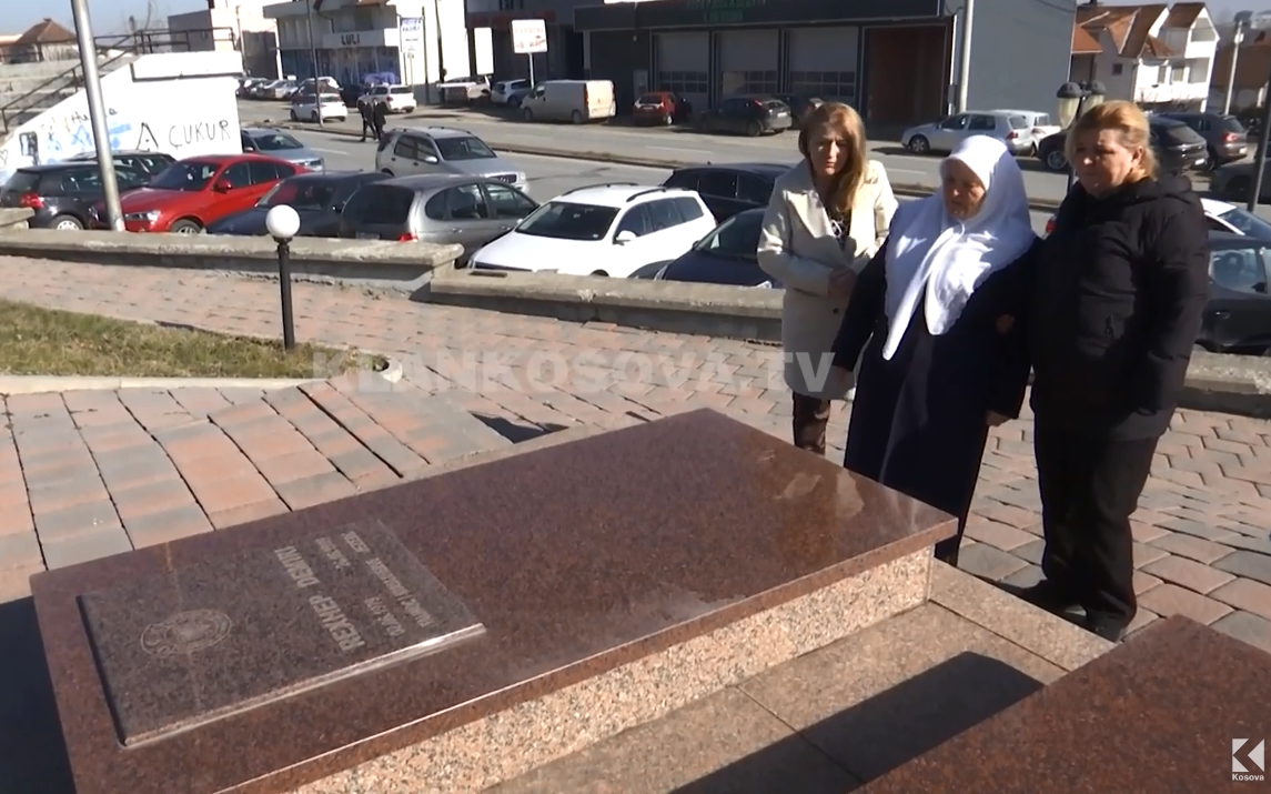 Festimet për Pavarësi në Ferizaj nisën me homazhe tek varrezat e dëshmorëve (VIDEO)