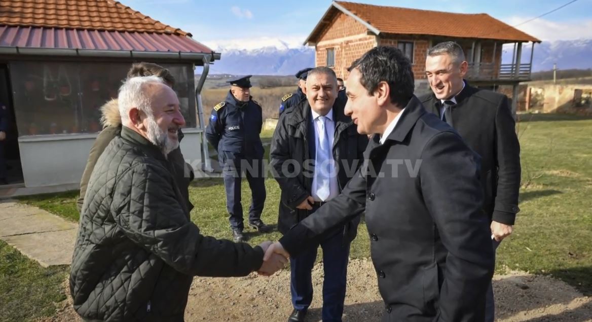 Serbët që i vizitoi dje Kurti thonë se po kërcënohen nga komuna paralele në Istog (VIDEO)