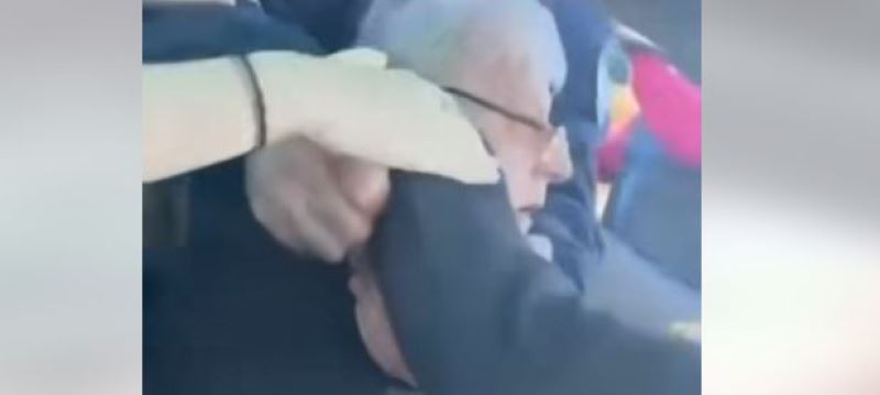 Sulmohet fizikisht zyrtari i Partisë së Lirisë nga policia malazeze (VIDEO)