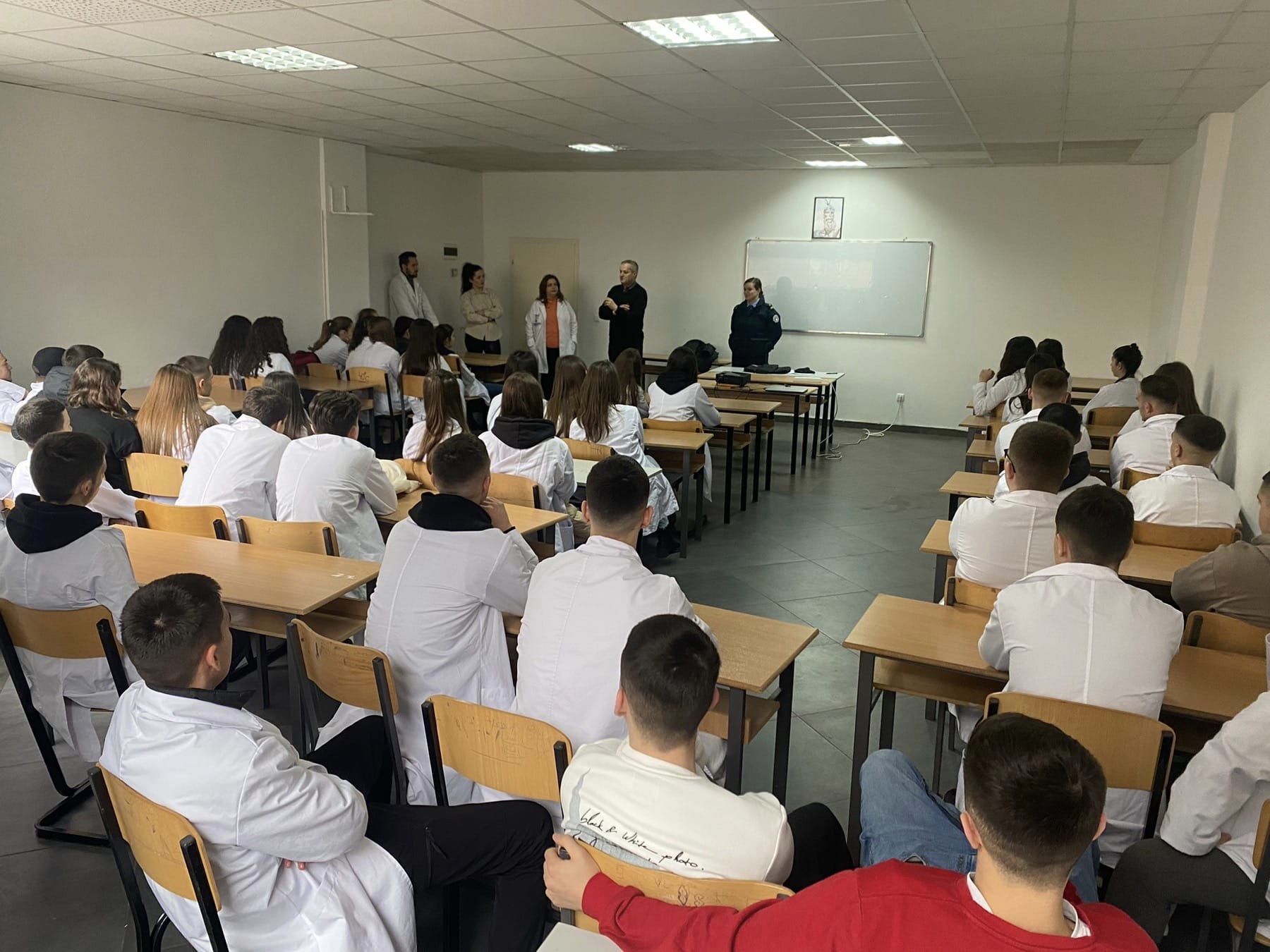 Policia mban ligjërata për parandalimin e lojës së rrezikshme sfiduese në Tik-Tok
