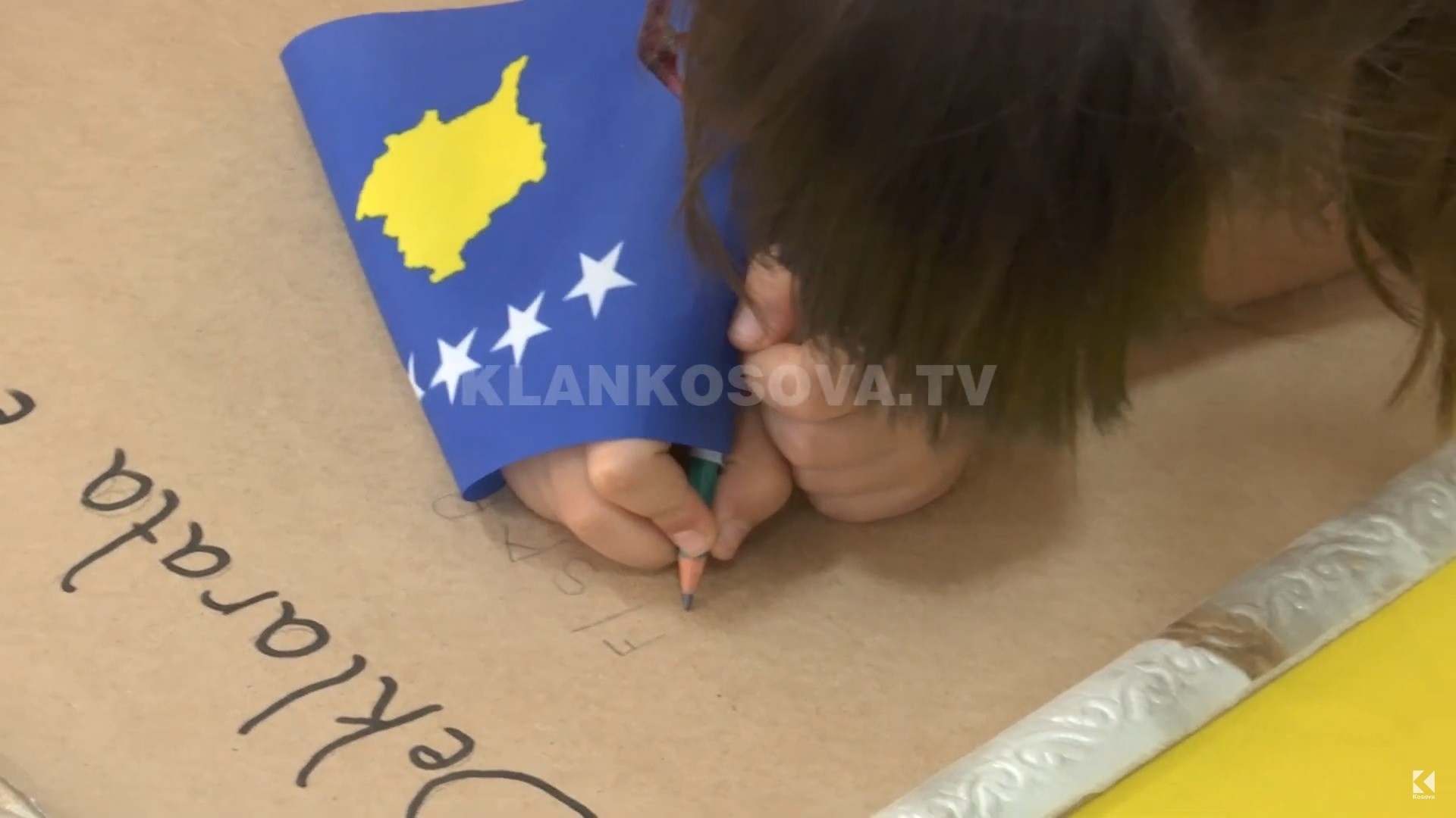 Shkollat e Prishtinës, me pak fjalë e me shumë fotografi shënojnë 15 vjetorin e pavarësisë (VIDEO)