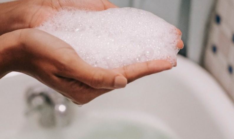 Këto katër vende në trup duhet t'i lajmë mirë në mbrëmje, paralajmërojnë ekspertët