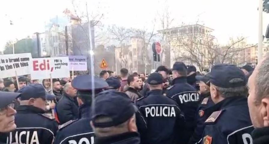 Protesta e opozitës para Kuvendit, arrestohen dy persona, në kërkim një tjetër