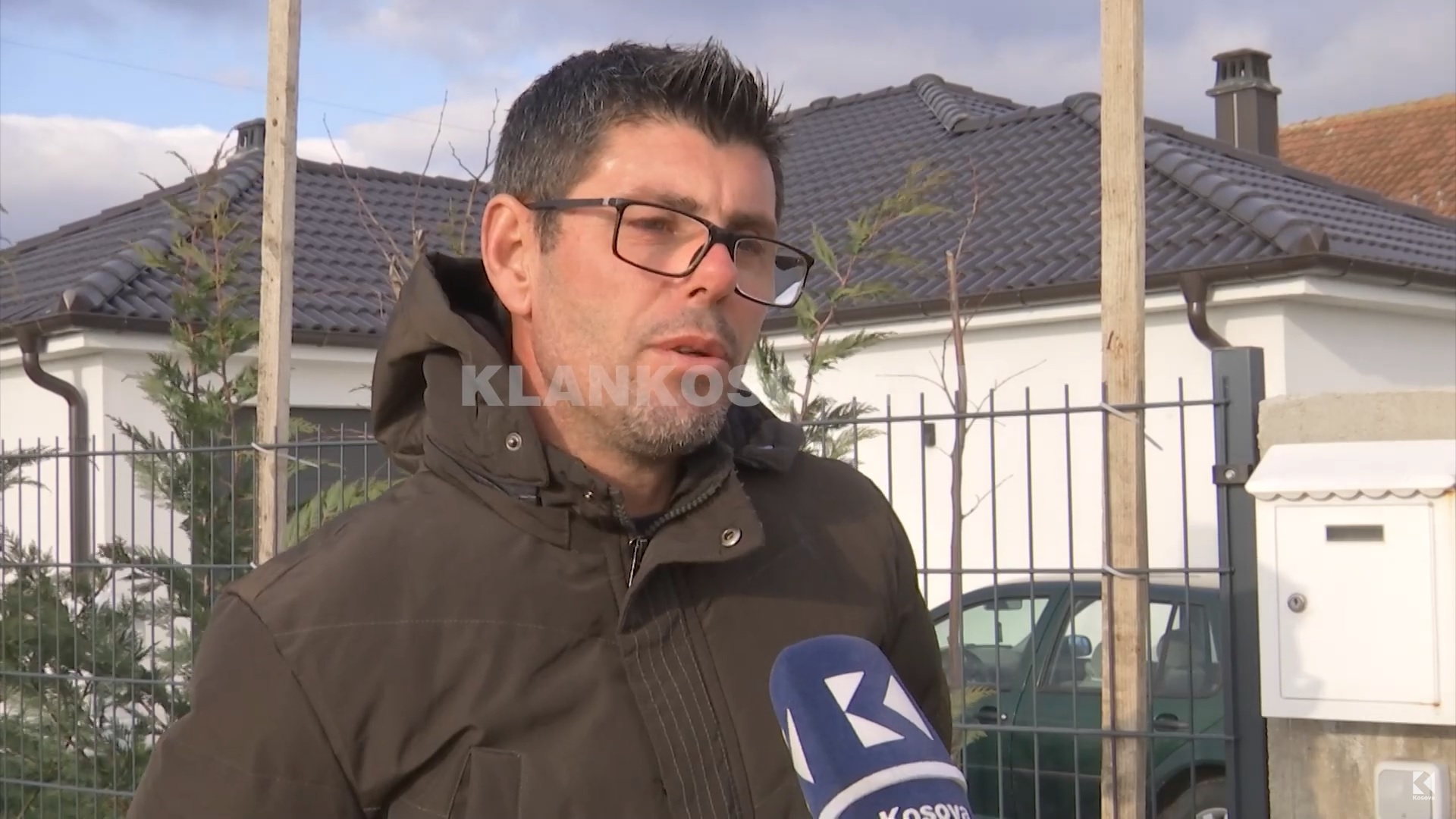 Theri bashkëfshatarin pasi e akuzoi se ia kishte livruar arën (VIDEO)