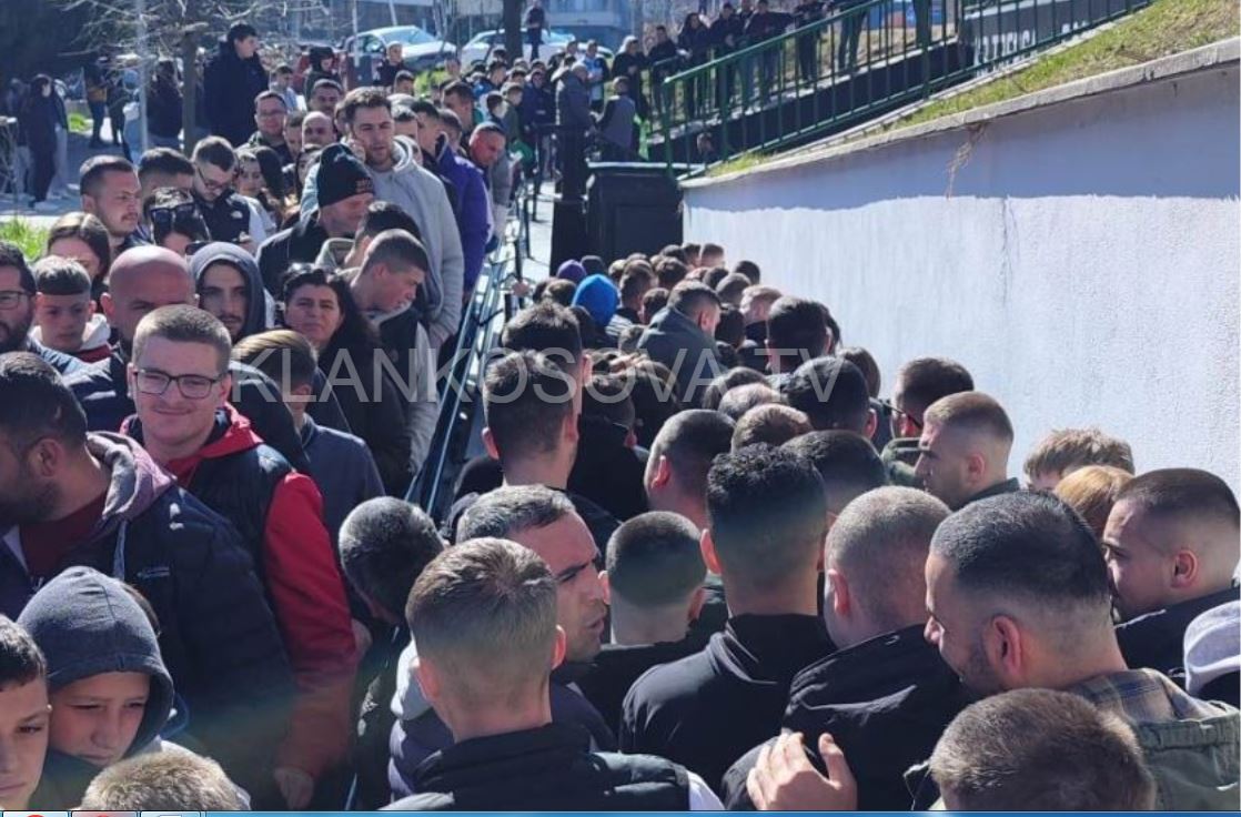 Mitrovicasit zgjohen me ‘alarm’ për ta siguruar biletën për ndeshjen Trepça - Peja (FOTO)