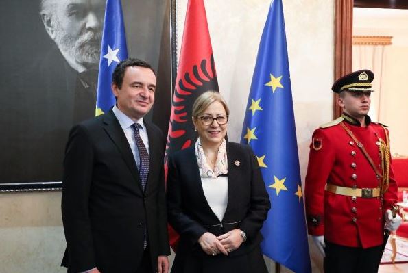 Kurti në takim me Nikollën përmend vendosmërinë e qeverisë për avancimin e dialogut me Serbinë