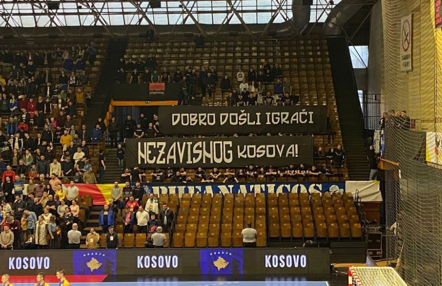Tifogrupi boshnjak shfaq banerin “Kosova e pavarur” (VIDEO)