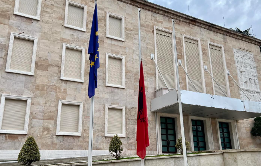 Rama publikon fotografi të flamurit kuqezi në gjysmë-shtizë, pas aksidentit në Greqi