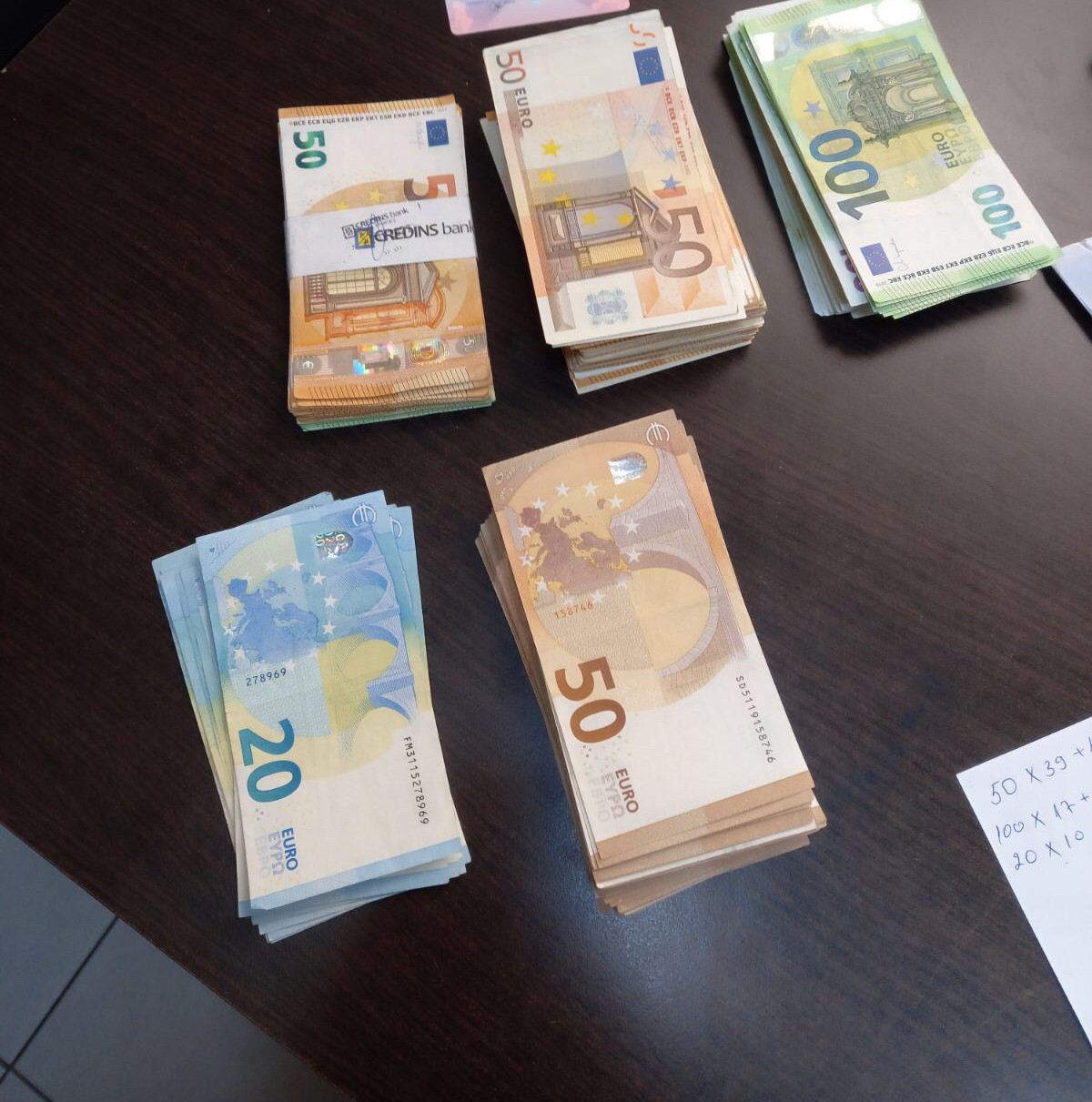 Dogana zbulon rreth 30 mijë euro të padeklaruara në Vërmicë