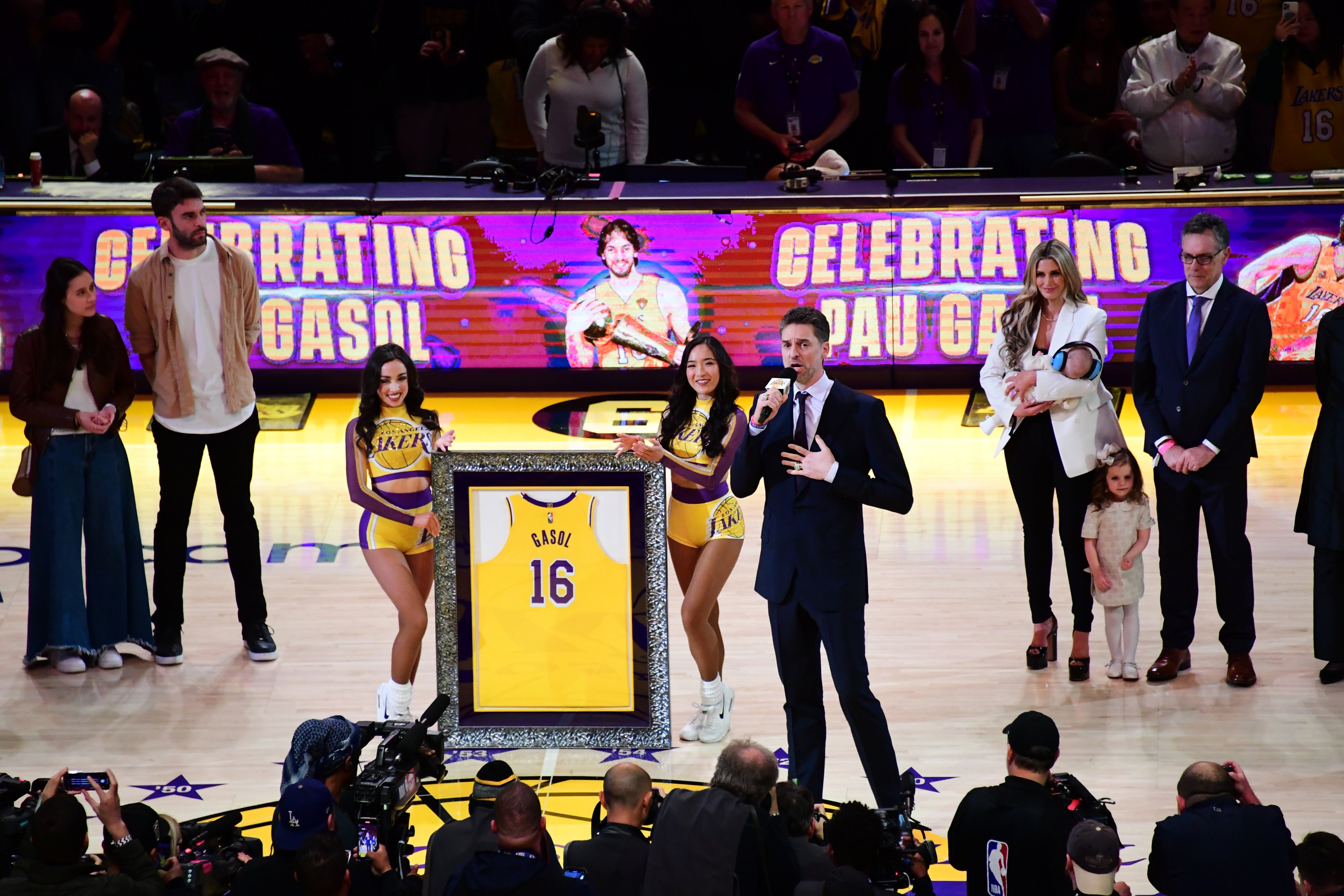 Fanella me numër 16 e Gasol pensionohet nga Lakers (VIDEO)