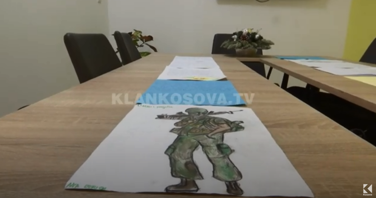 Nxënësit dërgojnë letra e vizatime për ish-krerët e UÇK-së në Hagë (VIDEO)