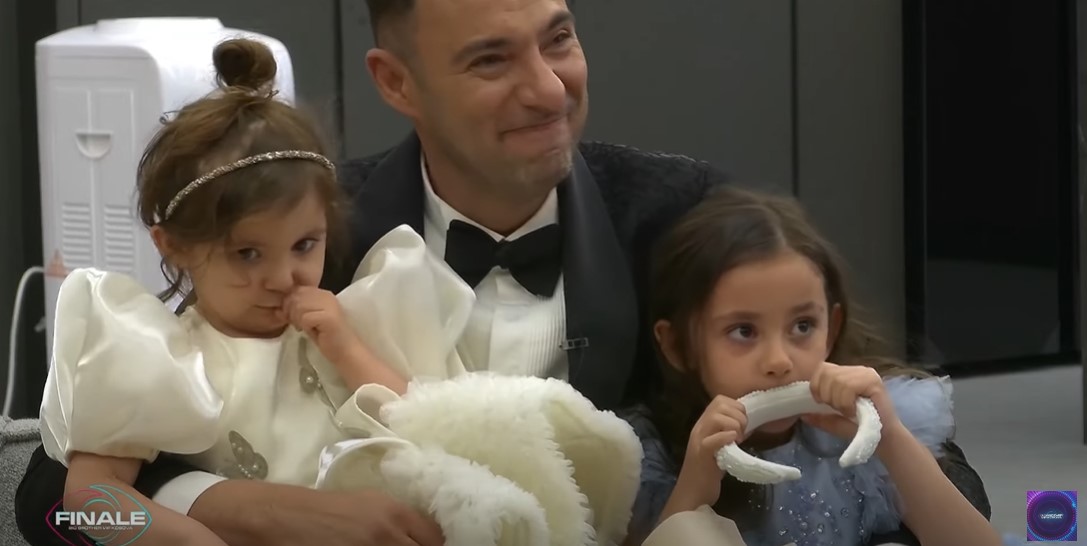 Vedati emocionohet pafund, takon dy vajzat e tij, Tokën dhe Lunën (VIDEO)