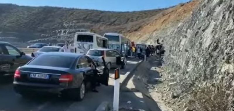 Aksidentohet një kamion në Rrugën e Kombit, vdes drejtuesi i tij
