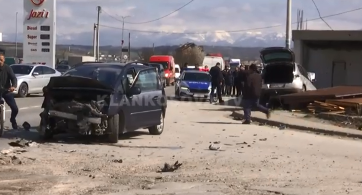 Këmbësoret goditen nga vetura derisa po prisnin autobusin në stacion (VIDEO)
