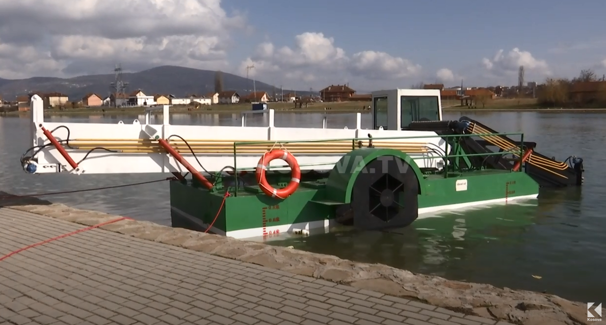 Afër 100 mijë euro kushtoi anija për pastrimin e liqenit në Mitrovicë të Jugut (VIDEO)