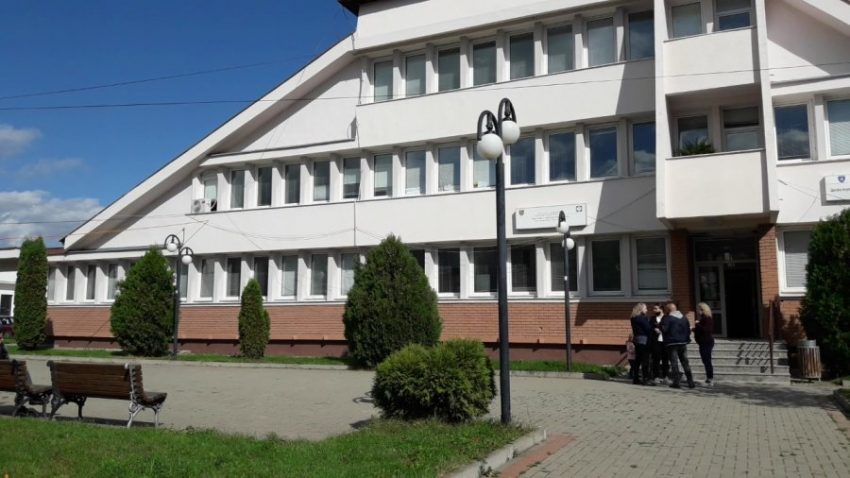 Aktakuzë ndaj një mjeku në Podujevë, rekomandoi mbesën e tij për punësim në QKMF