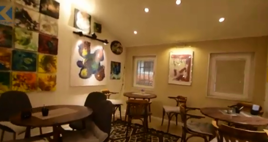 Hapet kafe-galeri në kryeqytet, vendi që bën bashkë adhuruesit e pikturës (VIDEO)