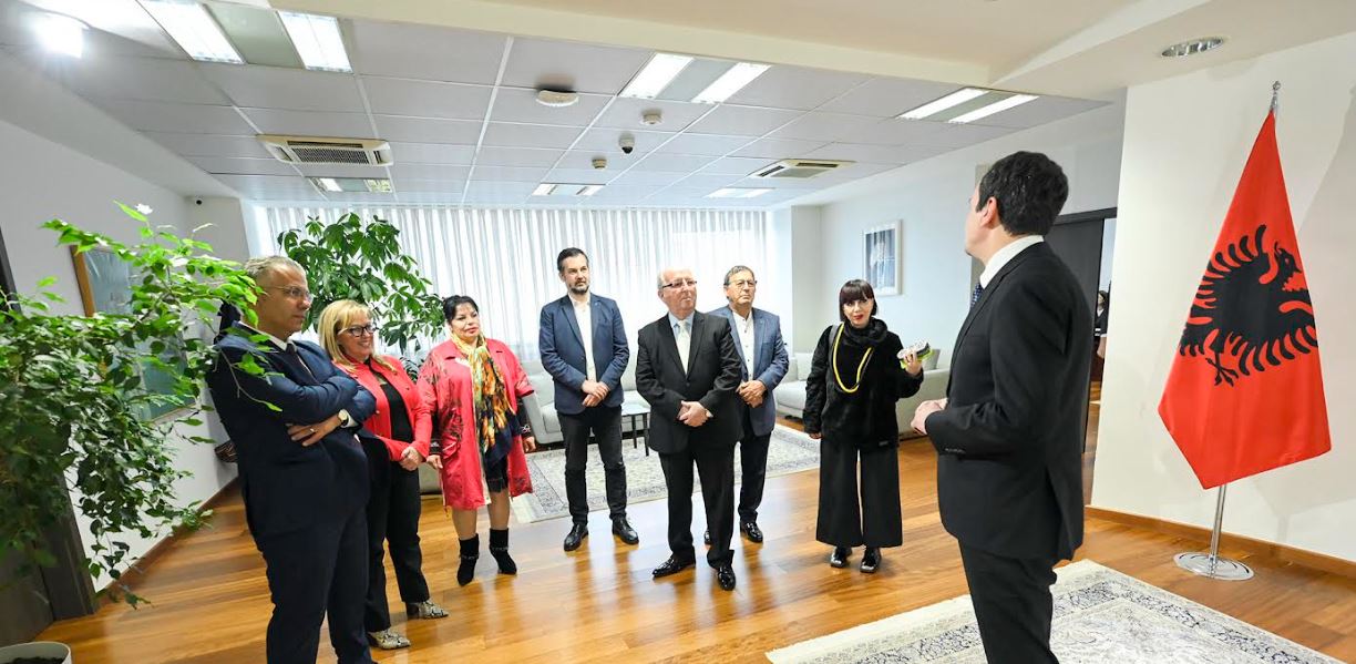 Kurti priti në takim këngëtarët e mirënjohur nga Shqipëria