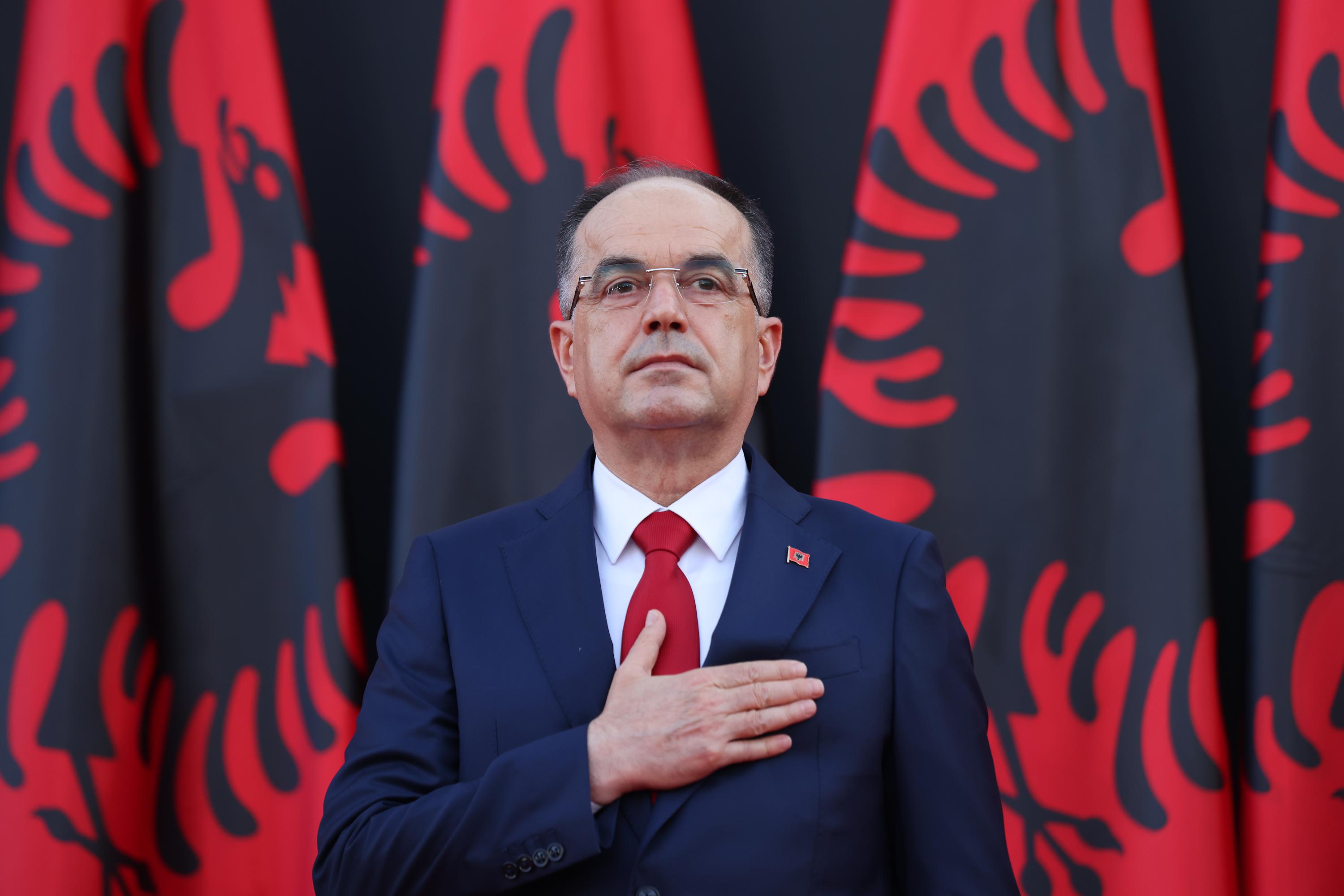 Presidenti i Shqipërisë mirëpret lirimin e policëve, kërkon kthim në dialog