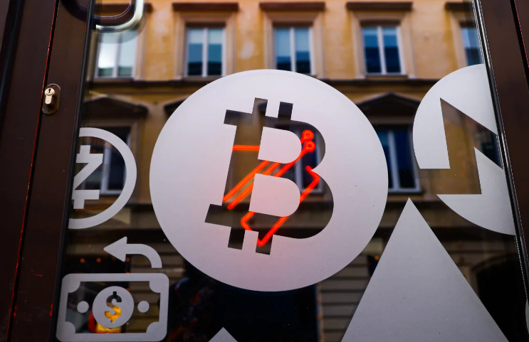Bitcoin arrin në 30,000 dollarë