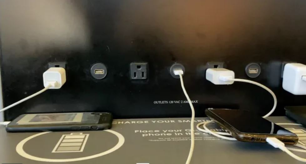 FBI paralajmëron që të mos karikoni telefonin në vende publike, ja pse