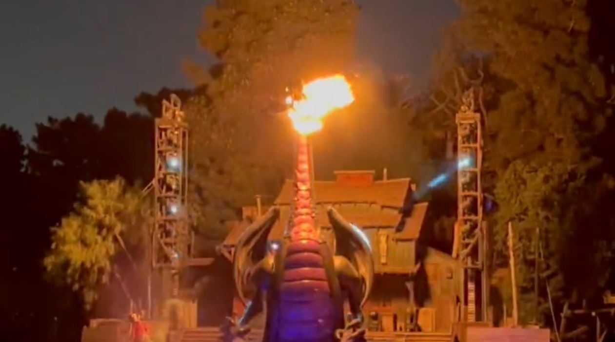 Disneyland: Dragoi “lëshon flakë”, tmerrohen vizitorët (VIDEO)