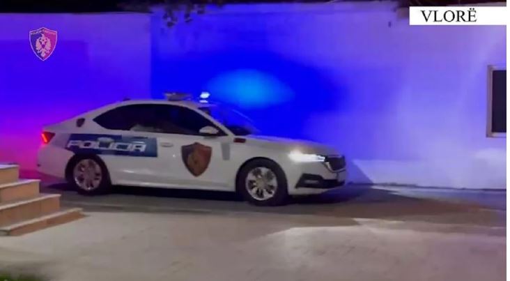 Tentuan të vrasin të moshuarën dhe nipin e saj në Vlorë, shpallet në kërkim ish-dhëndri kosovar